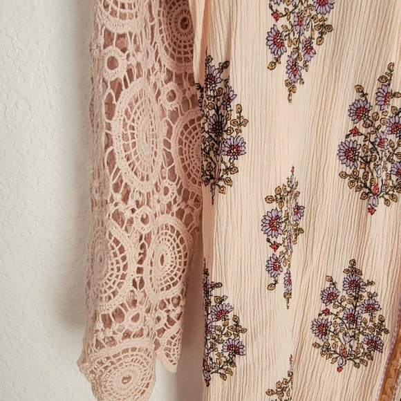 Xhilaration Floral Blouse With Crocheted Sleeves Size XL - Picture 14 of 16